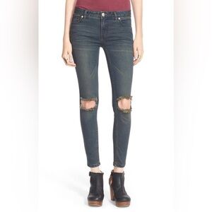Free People Destroyed Skinny Jeans Destresed size 24 woman’s Strech